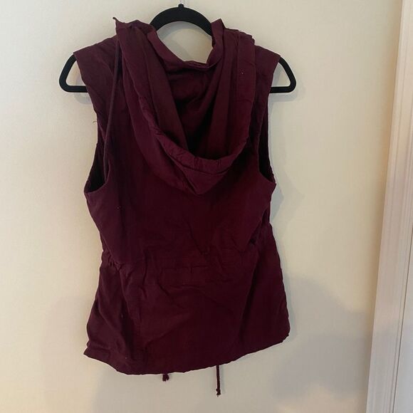 Daisy Shoppe Burgundy Sleeveless Zip Up Hooded Vest Size Medium - Picture 2 of 6